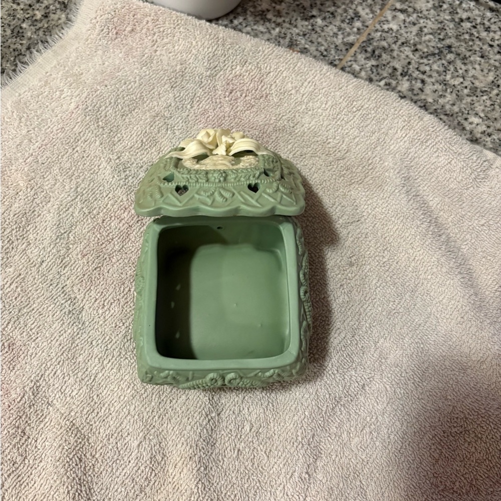 Elegant Green and Cream Ceramic Box - Picture 8 of 8
